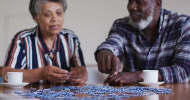 Afro Amerikaans Seniorenpaar Zit Aan Tafel Puzzels Drinken Senioren Pensioen — Stockvideo