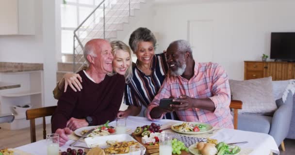 Diverse Senioren Paare Sitzen Einem Tisch Trinken Wein Und Machen — Stockvideo