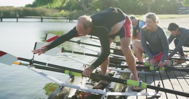 강에서 노젓는 준비하고 운동은 생활을 수있는 스포츠 — 비디오