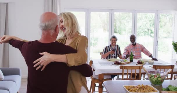 Pareja Ancianos Caucásicos Bailando Una Cocina Con Pareja Afroamericana Fondo — Vídeos de Stock