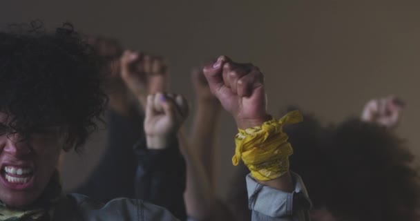 Diversos grupos de personas que usan máscaras faciales con carteles de protesta gritando levantando puños — Vídeo de stock