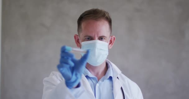 Blanke Mannelijke Arts Met Gezichtsmasker Vaccin Hygiënebescherming Tijdens Covid Pandemie — Stockvideo