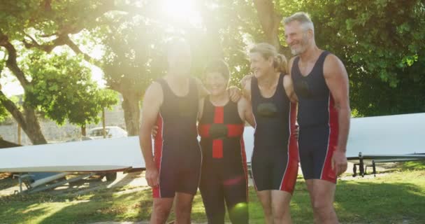 一支由四名资深高加索男子和妇女组成的赛艇队的画像 业余爱好划船 健康的户外生活方式 — 图库视频影像