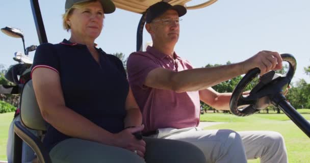 Couple Âgé Caucasien Conduisant Une Voiturette Golf Avec Des Clubs — Video