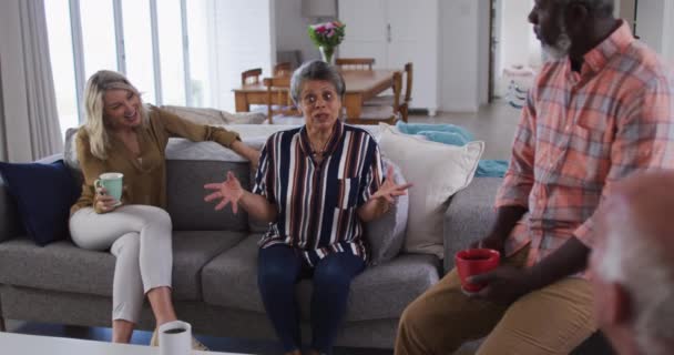 Dos Parejas Ancianos Sentados Sofá Tomando Juntos Casa Senior Retiro — Vídeos de Stock