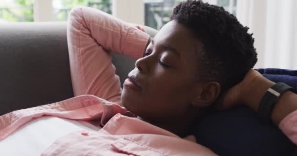 Gros plan de la femme afro-américaine dormant sur le canapé à la maison — Video