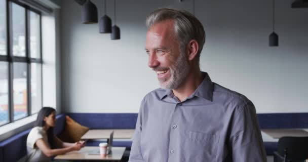 Retrato Hombre Negocios Caucásico Mirando Cámara Sonriendo Oficina Moderna Empresa — Vídeo de stock