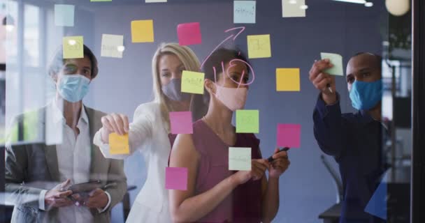 Olika Affärskollegor Bär Ansiktsmasker Stående Brainstorming Kontoret Hygien Arbetsplatsen Socialt — Stockvideo