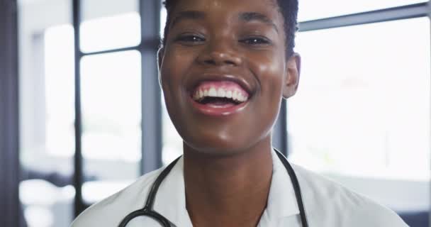 Πορτρέτο της Αφροαμερικανής γιατρού κοιτάζοντας κάμερα και χαμογελώντας — Αρχείο Βίντεο