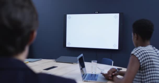 Різноманітні Бізнес Колеги Сидять Екрані Офісних Зборах Бізнесмени Працюють Сучасному — стокове відео