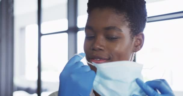 Portret afrykańskiej amerykańskiej lekarki patrzącej w kamerę i uśmiechającej się — Wideo stockowe