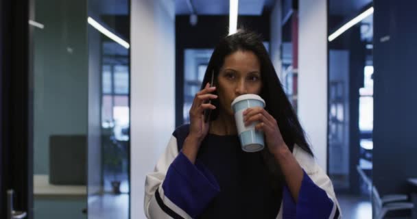 Mulher Negócios Raça Mista Falando Smartphone Segurando Café Andando Corredor — Vídeo de Stock