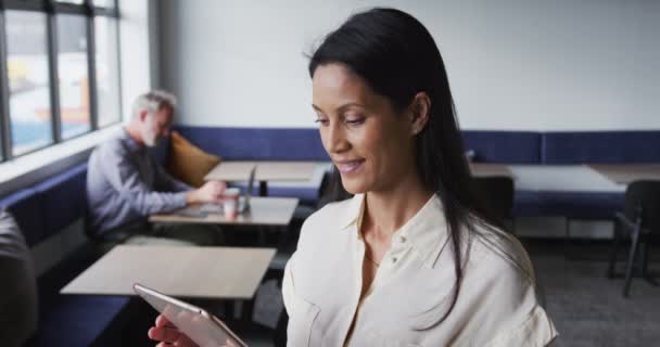 Portret Mieszanej Bizneswoman Rasy Stojącej Przy Użyciu Tabletu Cyfrowego Biurze — Wideo stockowe