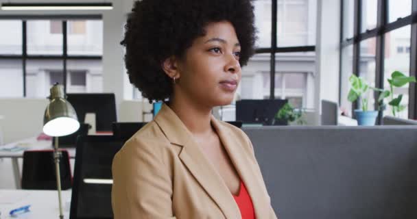 Geschäftsfrau mit gemischter Rasse reibt sich im modernen Büro in Gedanken das Kinn — Stockvideo