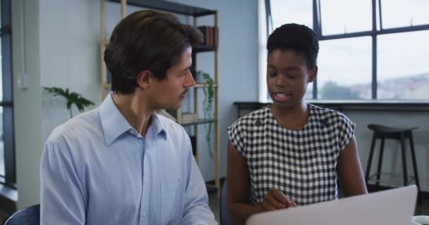 Diverse Geschäftskollegen sitzen mit Laptop am Schreibtisch und erledigen im Büro Papierkram — Stockvideo