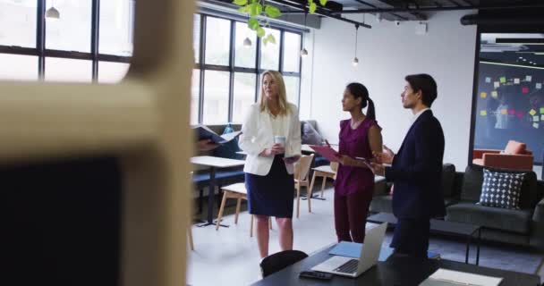 Diversos Colegas Negócios Usando Máscaras Faciais Tendo Reunião Casual Escritório — Vídeo de Stock