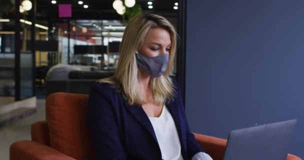 Kaukasiska Affärskvinna Bär Ansiktsmask Med Laptop Moderna Kontor Hygien Arbetsplatsen — Stockvideo
