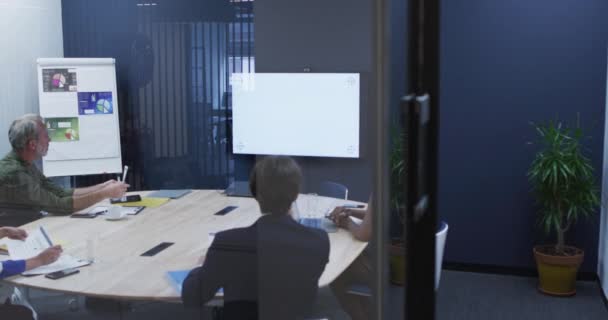 Ofis Toplantısında Çeşitli Arkadaşları Ekrana Bakıyor Modern Ofiste Çalışan Adamları — Stok video