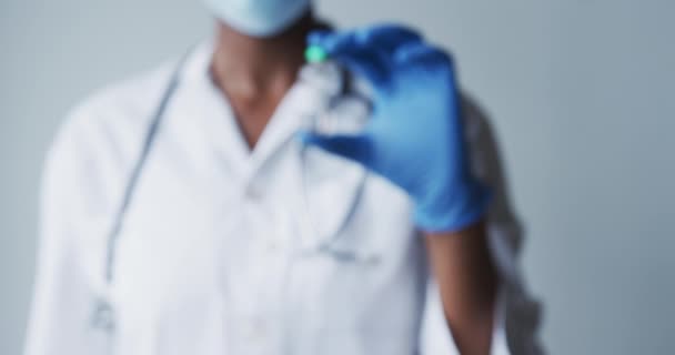 Beyaz Erkek Doktor Elinde Kovid Aşısı Tutan Koruyucu Eldivenler Giyiyor — Stok video