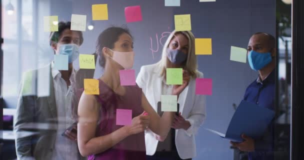 Olika Affärskollegor Bär Ansiktsmasker Stående Brainstorming Kontoret Hygien Arbetsplatsen Socialt — Stockvideo