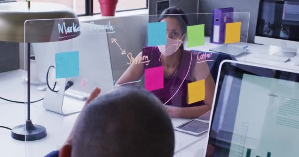 Различные Коллеги Бизнесу Носят Маски Лица Используя Компьютеры Разговаривающие Офисе — стоковое видео