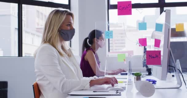 Olika Affärskvinnor Bär Ansiktsmasker Som Arbetar Vid Skrivbord Kontoret Med — Stockvideo