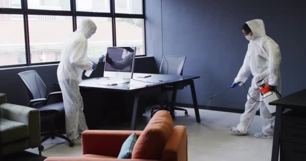 穿着防护服的清洁剂对现代办公空间进行卫生处理 牛流感大流行期间商业工作场所的卫生情况D — 图库视频影像