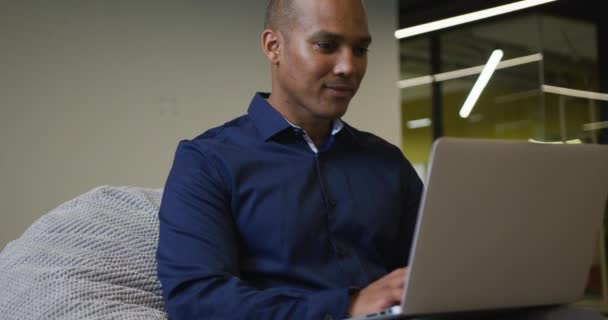 Улыбающийся Бизнесмен Смешанной Расы Сидит Столом Используя Ноутбук Офисе Бизнесмены — стоковое видео