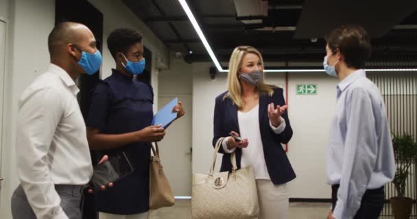 Olika Affärsmän Med Ansiktsmasker Som Pratar Kontoret Hygien Arbetsplatsen Socialt — Stockvideo