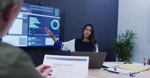 Diversos Colegas Negocios Sentados Escuchando Presentación Reunión Oficina Gente Negocios — Vídeo de stock