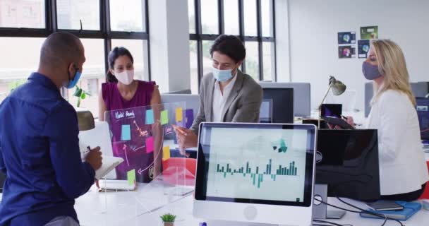 Různé Obchodní Kolegové Nosí Masky Pomocí Počítačů Mluví Úřadu Hygiena — Stock video