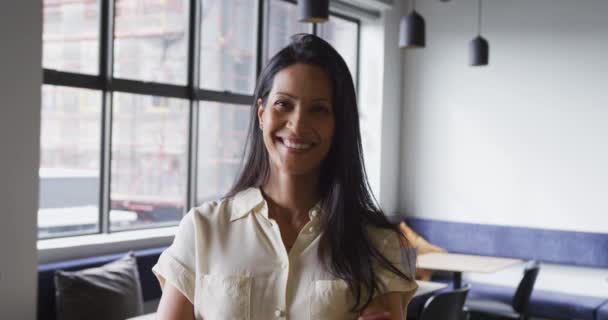 Retrato Feliz Mulher Negócios Raça Mista Sorrindo Para Câmera Escritório — Vídeo de Stock