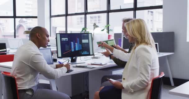 Diversas Pessoas Negócios Sentadas Usando Computador Tomando Mesa Escritório Pessoas — Vídeo de Stock