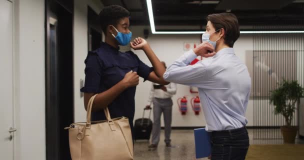 Olika Affärsmän Bär Ansiktsmasker Hälsning Korridoren Med Armbågar Hygien Arbetsplatsen — Stockvideo