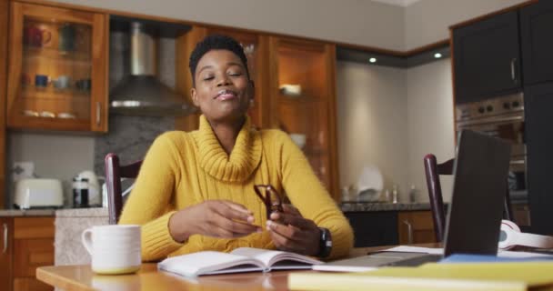 Retrato de mujer afroamericana sonriendo mientras trabaja desde casa — Vídeo de stock