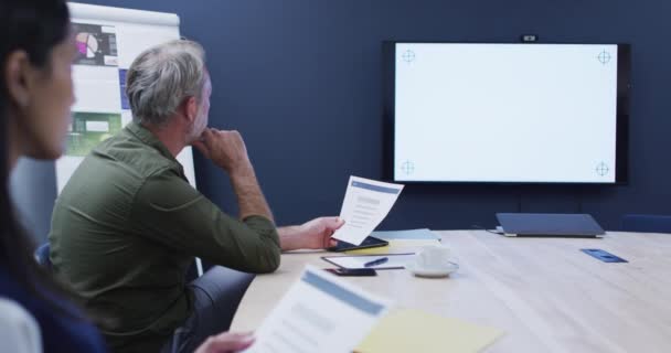 Różnorodni Koledzy Biznesowi Siedzący Ekranie Biurze Biznesmeni Pracujący Nowoczesnym Biurze — Wideo stockowe