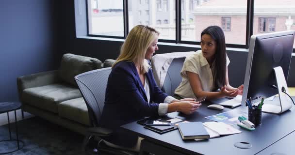 Diversas Mulheres Negócios Usando Computador Discutindo Mesa Escritório Pessoas Negócios — Vídeo de Stock