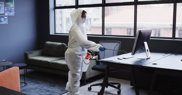 Limpador Vestindo Roupas Proteção Higienizando Espaço Escritório Moderno Higiene Local — Vídeo de Stock