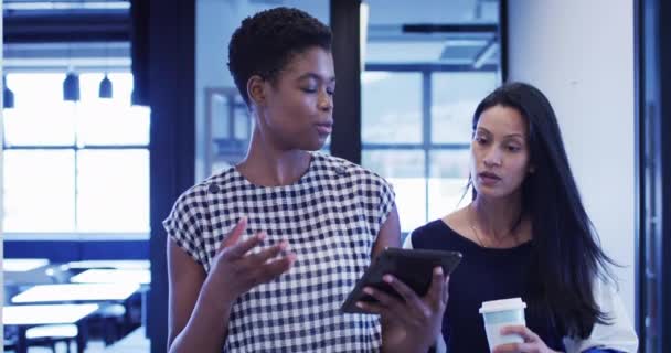 Diversas Mulheres Negócios Conversando Usando Tablet Digital Andando Através Escritório — Vídeo de Stock