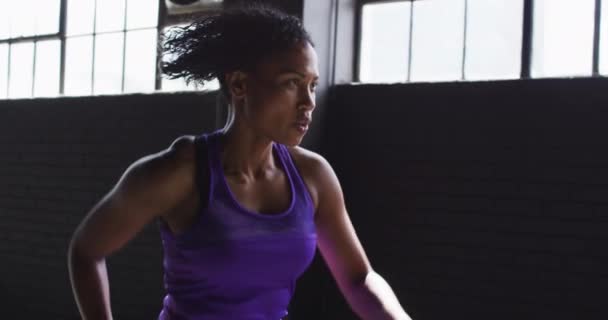 Afrikansk amerikansk kvinna springer med passion i en tom stadsbyggnad — Stockvideo