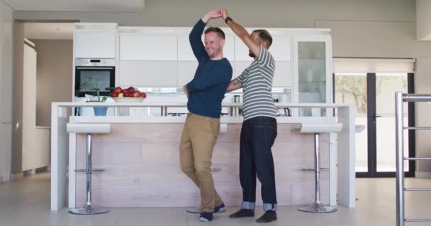 Multi ethnisch gay männlich pärchen tanzen im küche — Stockvideo