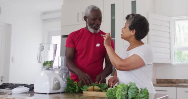 Idősebb Afro Amerikai Férfi Gyümölcs Zöldségitalt Készít Otthon Egészség Fitness — Stock videók