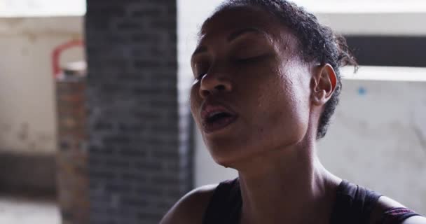 Retrato Mulher Afro Americana Descansando Após Exercício Edifício Urbano Vazio — Vídeo de Stock