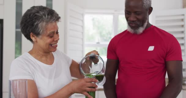 Senior Afro Amerikaanse Man Vrouw Die Thuis Fruit Groente Drinken — Stockvideo