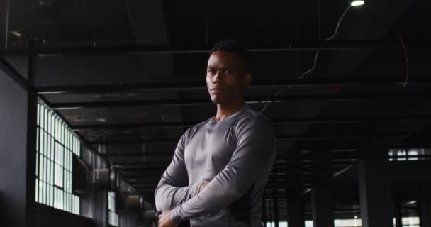Porträtt av en afrikansk amerikan som korsar sina armar och tittar på kameran — Stockvideo
