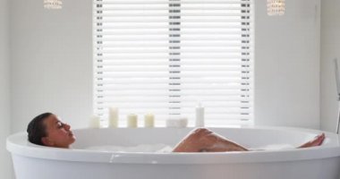 Afro-Amerikalı kadınlar evdeki banyoda banyo yapıyorlar.