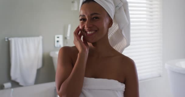 Portrait of african american woman smiling in the bathroom — Stock Video