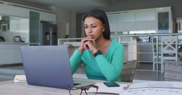 Afrikansk amerikansk kvinna använder bärbar dator när du arbetar hemifrån — Stockvideo