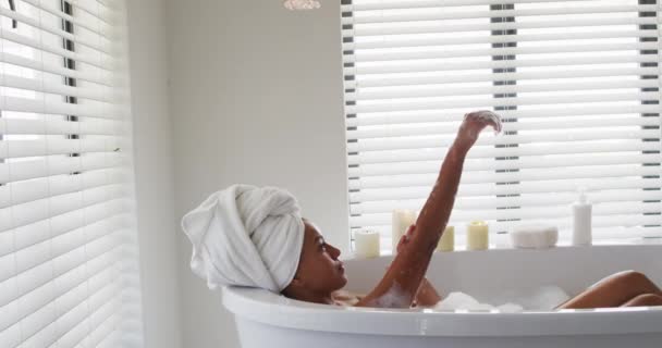Afro-Amerikalı kadınlar evdeki banyoda banyo yapıyorlar. — Stok video