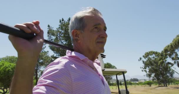 Porträt Eines Kaukasischen Seniors Mit Golfschläger Der Einem Strahlend Sonnigen — Stockvideo